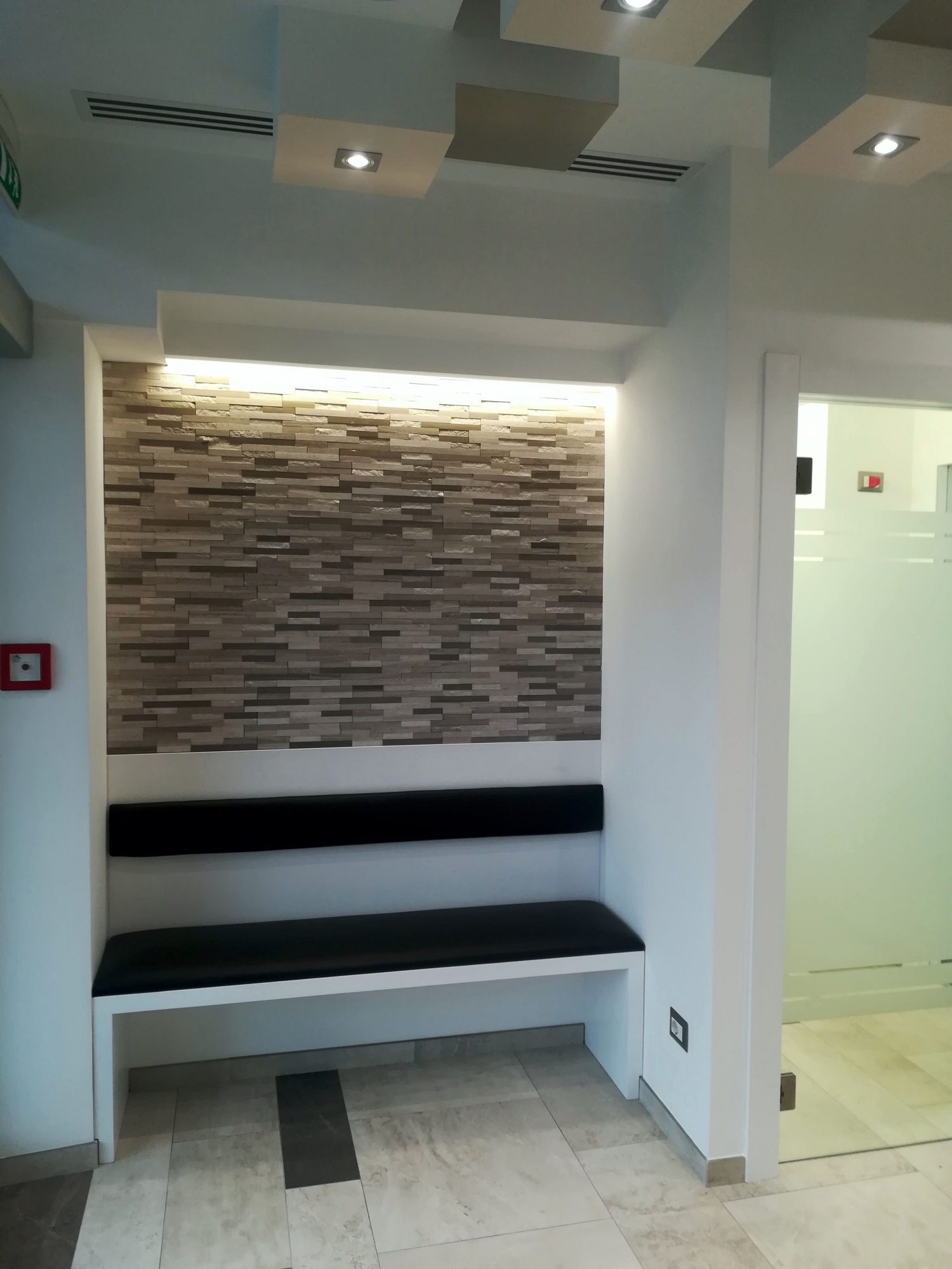 sala d'attesa studio dentistico - Architetto - progetto parete in pietra retroilluminata