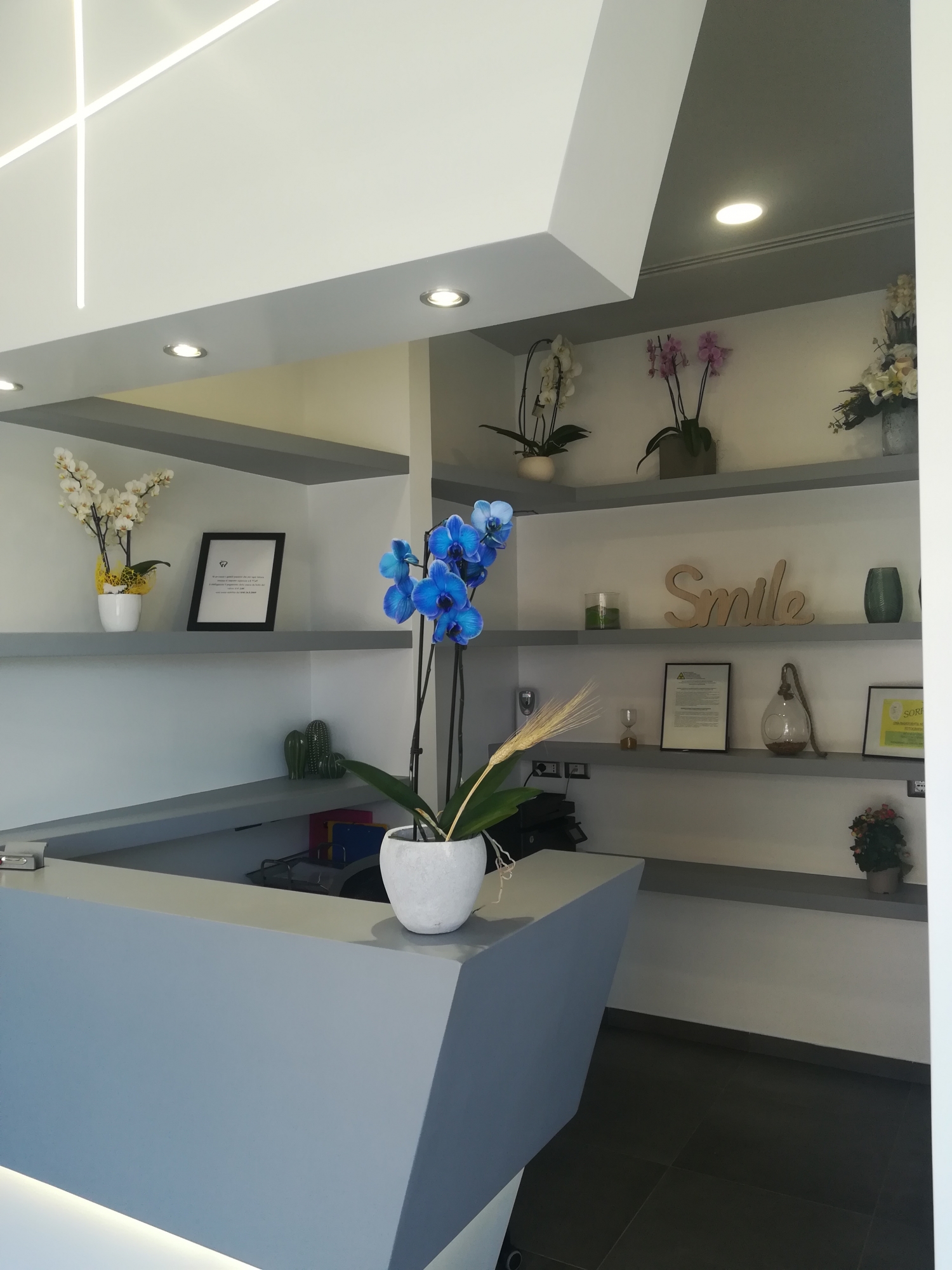 Bancone Reception - back office - studio odontoiatrico progetto - Architetto - Led - soffitto in cartongesso