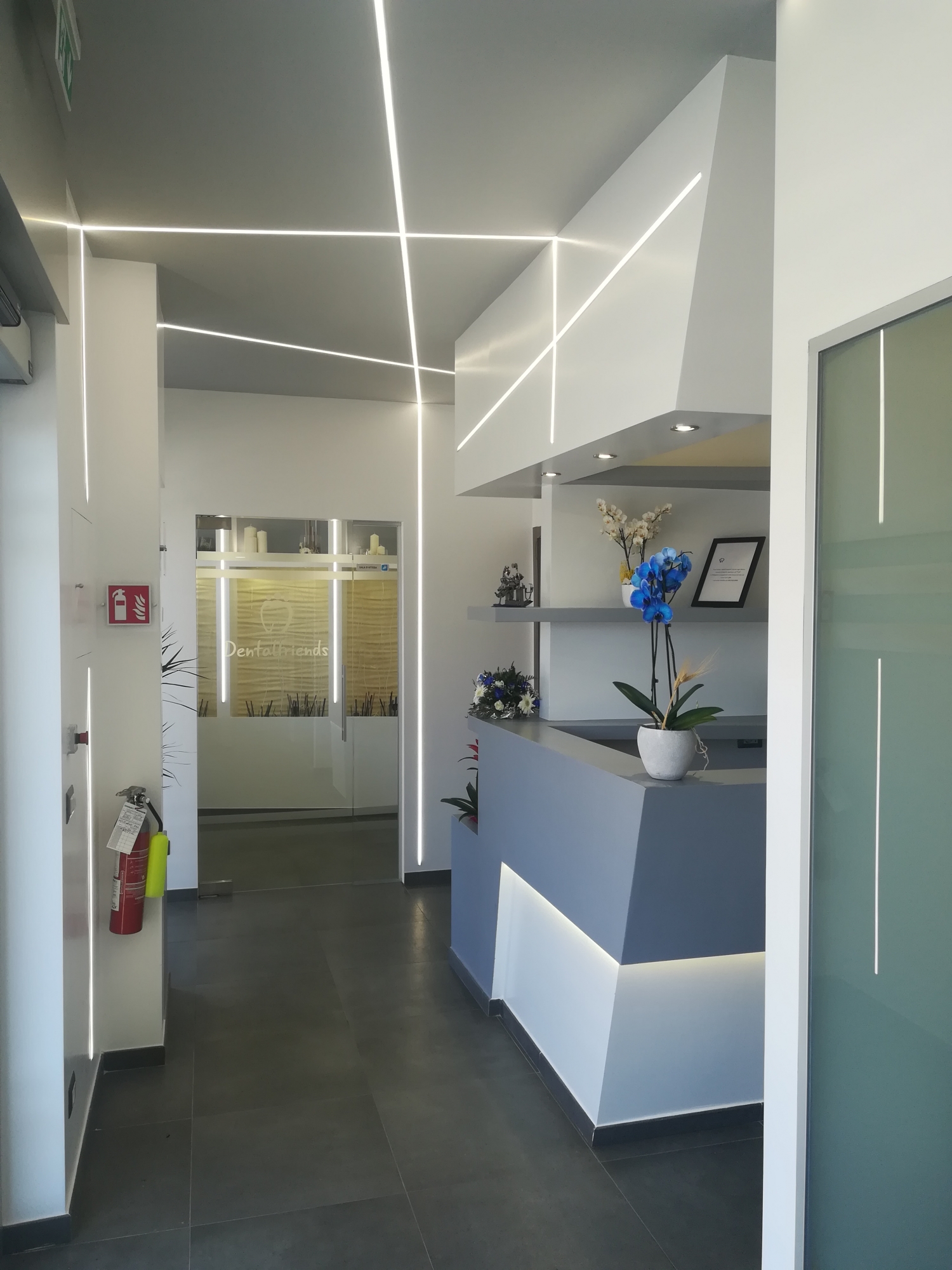 Bancone reception - studio odontoiatrico progetto - Architetto - Led - soffitto in cartongesso