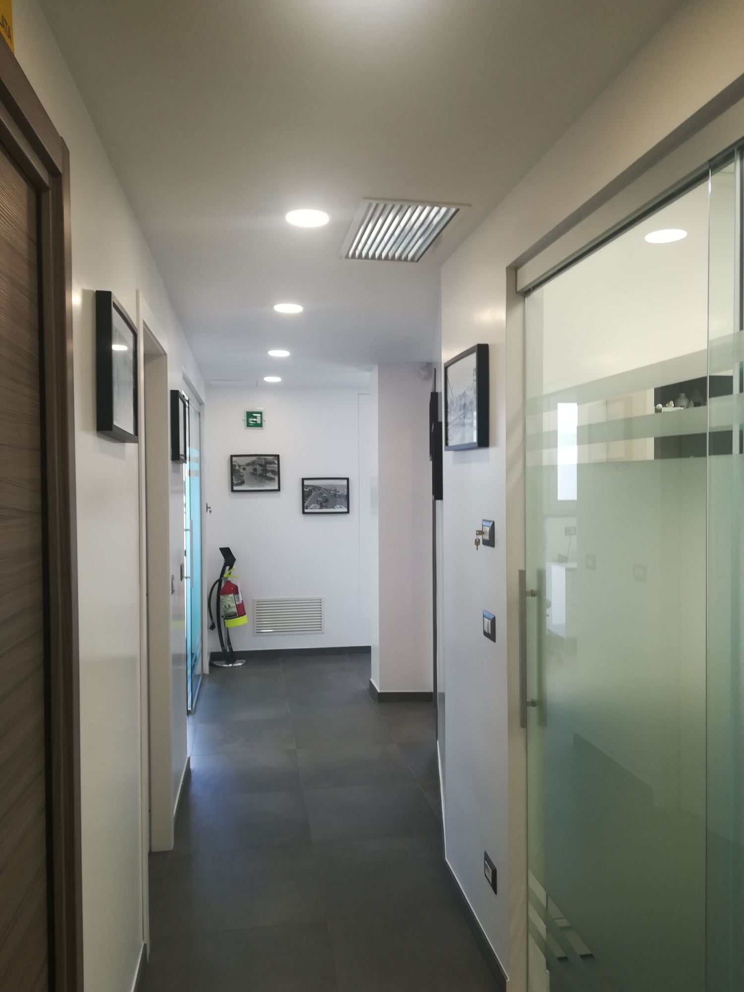 Corridoio - studio odontoiatrico progetto - Architetto - Led - soffitto in cartongesso