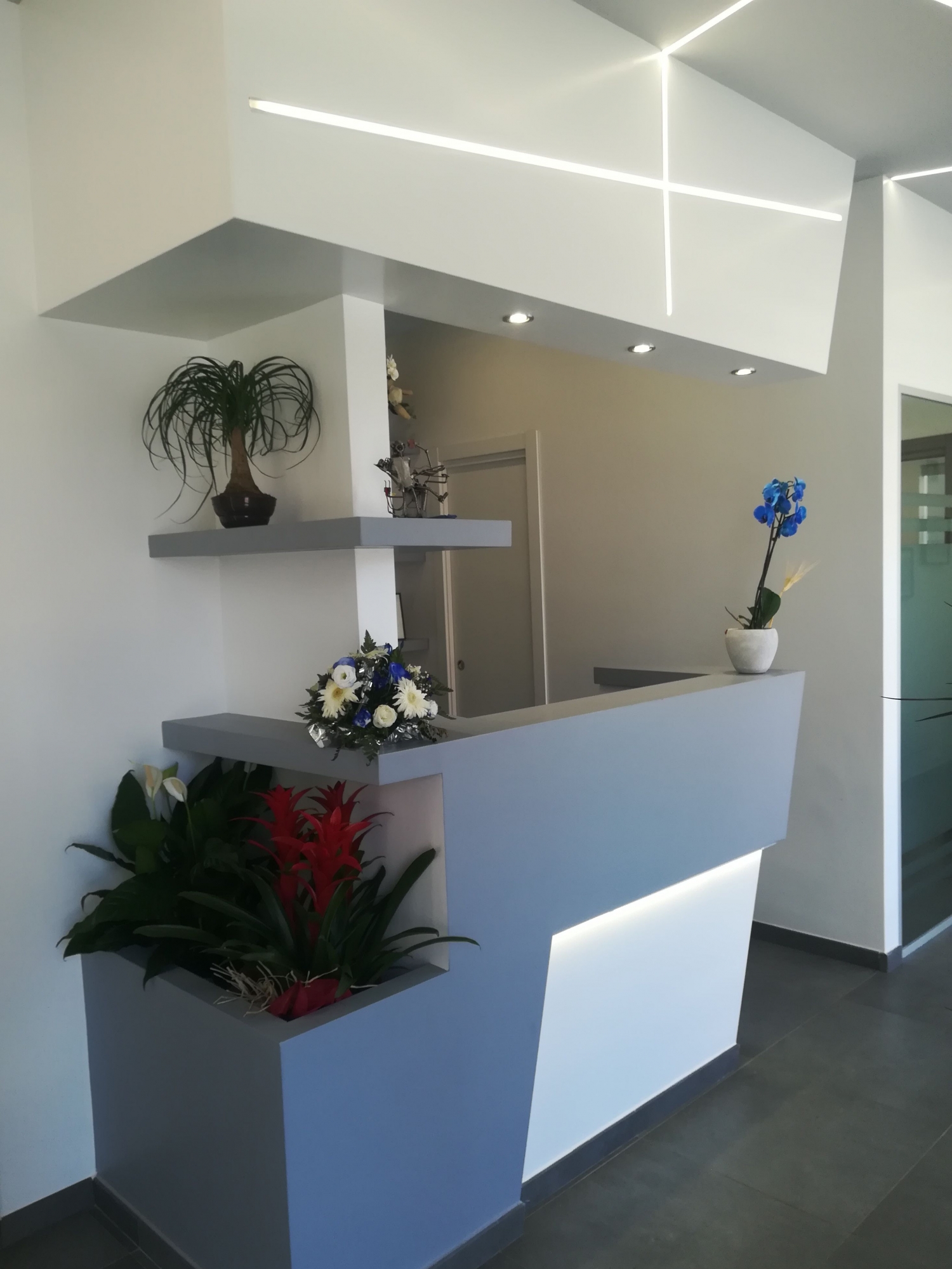 Bancone reception - studio odontoiatrico progetto - Architetto - Led - soffitto in cartongesso
