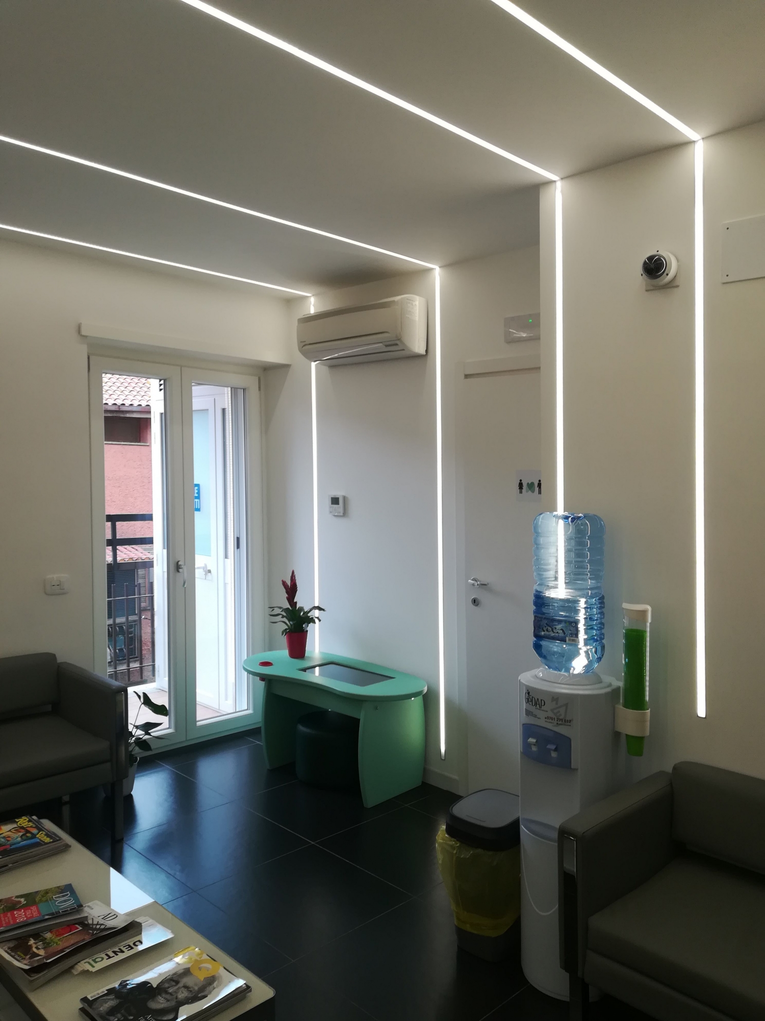 Attesa studio dentistico - progettazione e ristrutturazione - Architetto - illuminazione strisce led