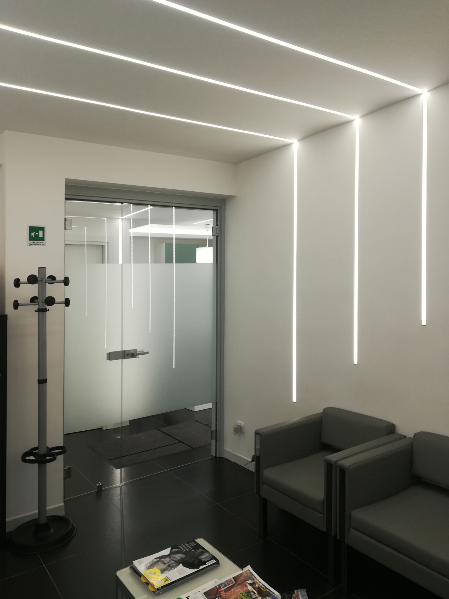 attesa studio dentistico - progettazione e ristrutturazione - Architetto - illuminazione strisce led
