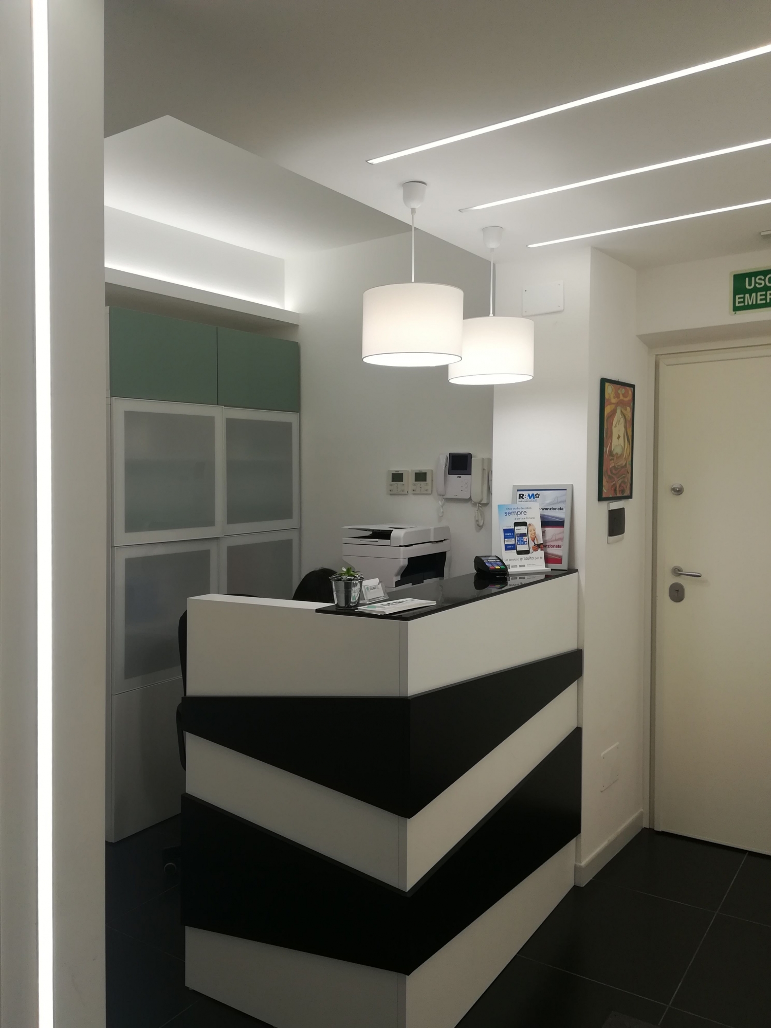 reception studio dentistico - progettazione e ristrutturazione - Architetto - illuminazione strisce led