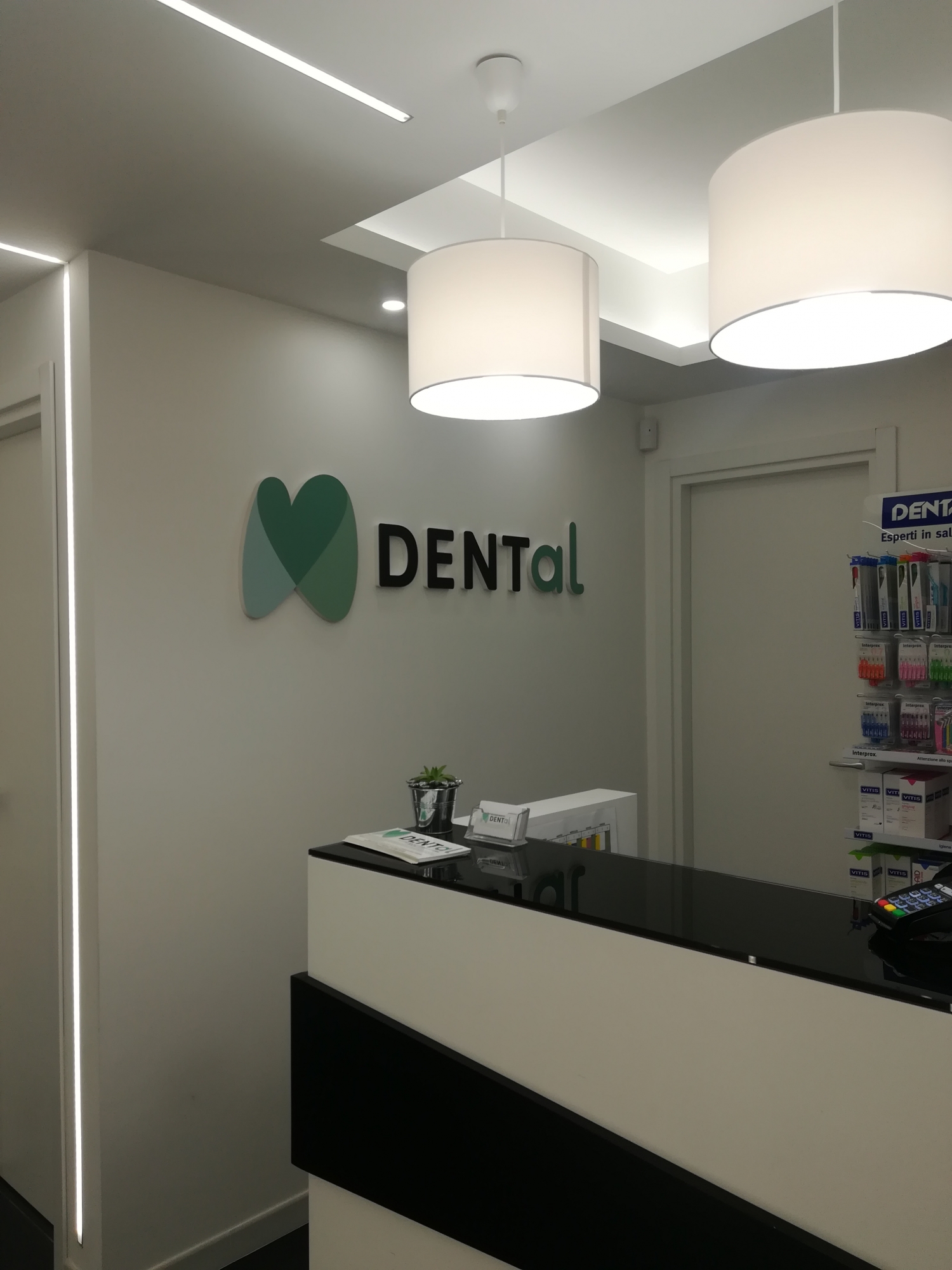 Ingresso studio dentistico - progettazione e ristrutturazione - Architetto - strip led