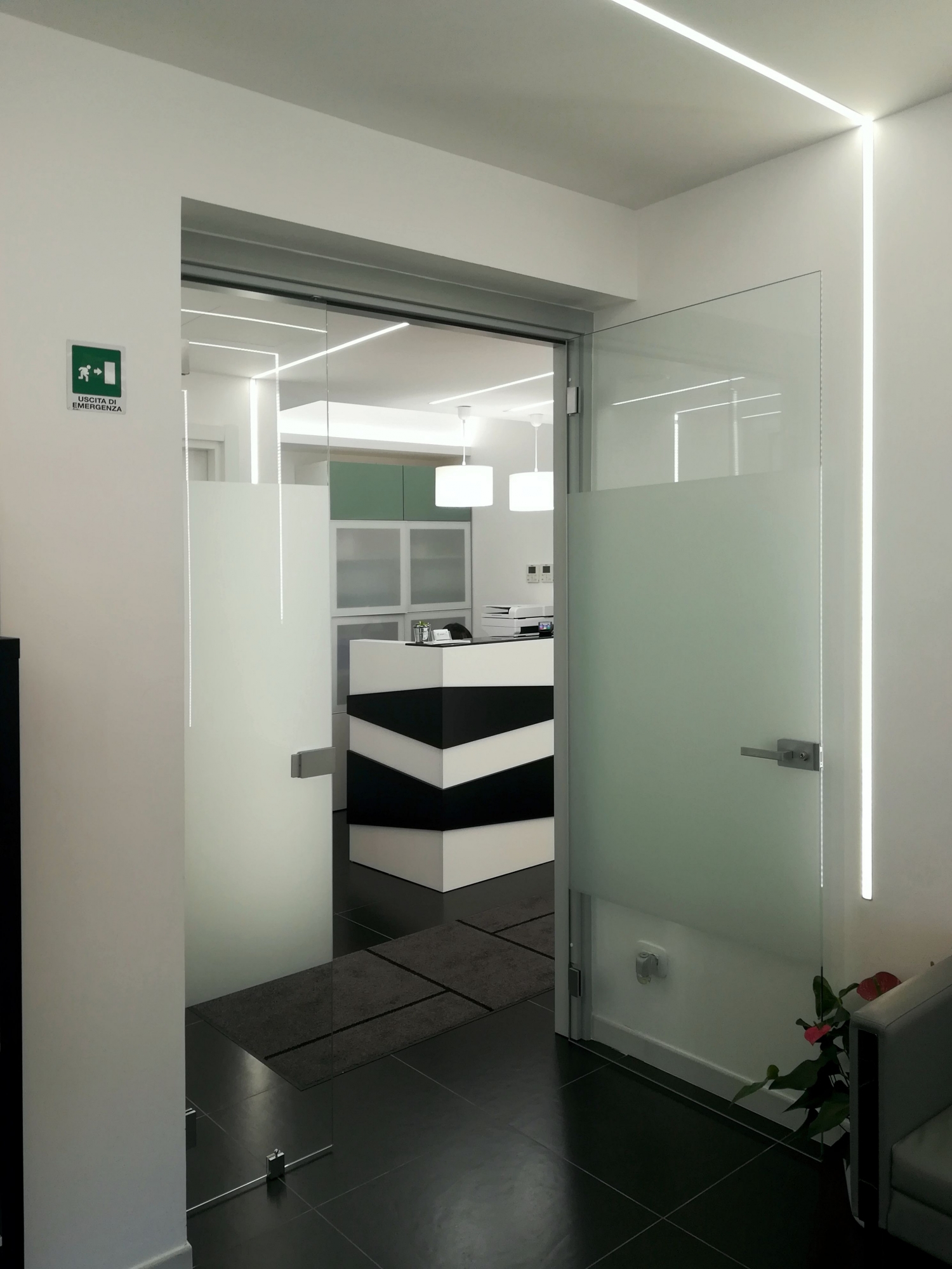 Attesa studio dentistico - progettazione e ristrutturazione - Architetto - illuminazione strisce led