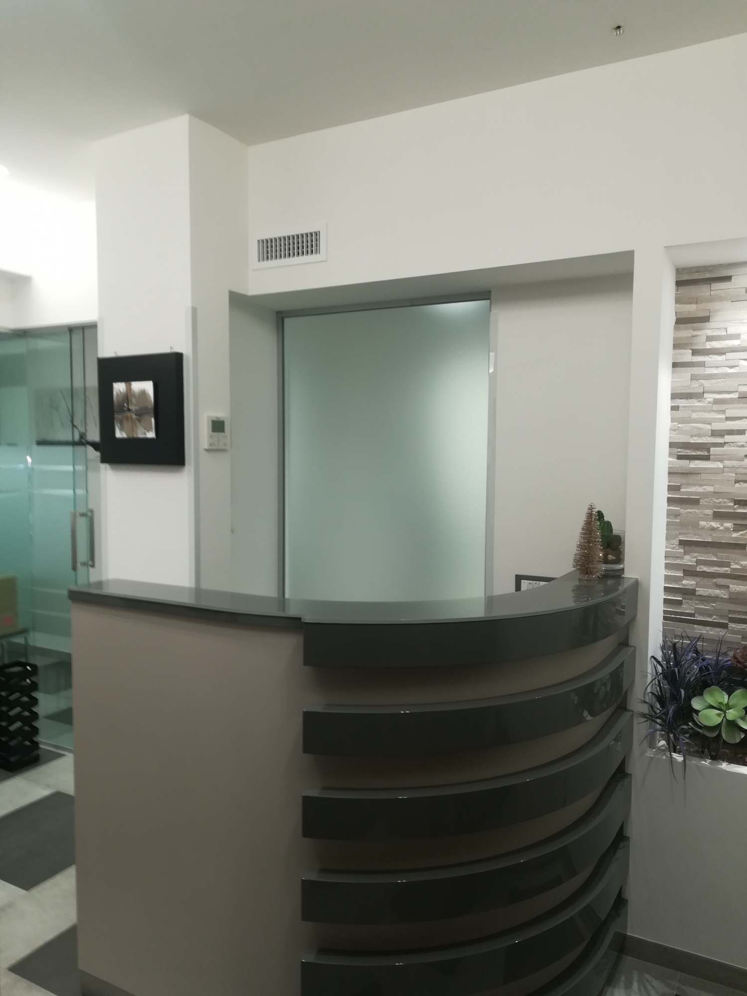 Ingresso studio dentistico - progettazione e ristrutturazione - Architetto - bancone reception