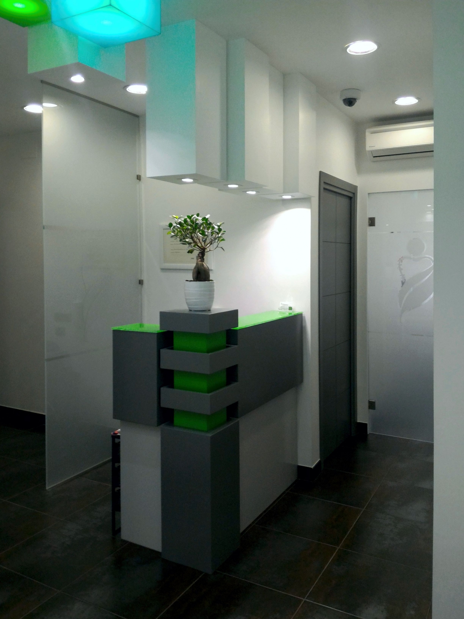 Progetto studio dentistico bancone reception